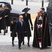 Busana serba hitam masih menjadi pilihan mereka untuk momen berkabung ini. Namun, gaya mereka tetap beda satu sama lain dalam siluet busana dan aksesori yang dipilih. (Foto: Geoff Pugh - WPA Pool/Getty Images)