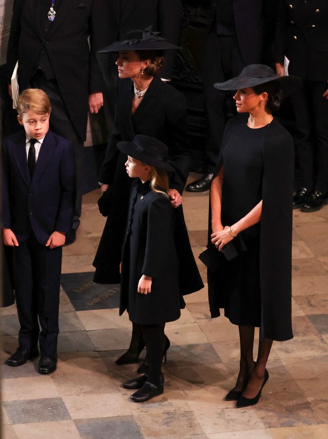 Kebaktian pemakaman Ratu Elizabeth II berlangsung di Westminster Abbey, London, pada Senin (19/9/2022). Seluruh anggota keluarga Kerajaan Inggris hadir, termasuk Kate Middleton dan Meghan Markle. (Foto: Phil Noble - WPA Pool/Getty Images)
