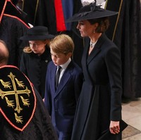 Perhiasan mutiara yang mempermanis penampilan sang Putri Wales dipilih secara khusus untuk mengenang Ratu. Ia memakai Bahrain Pearl Drop Earrings dan choker empat baris mutiara yang merupakan bagian dari koleksi pribadi Ratu. Kalung yang sama juga menemani gaya Kate di pemakaman Pangeran Philip tahun lalu. (Foto: Phil Noble - WPA Pool/Getty Images)