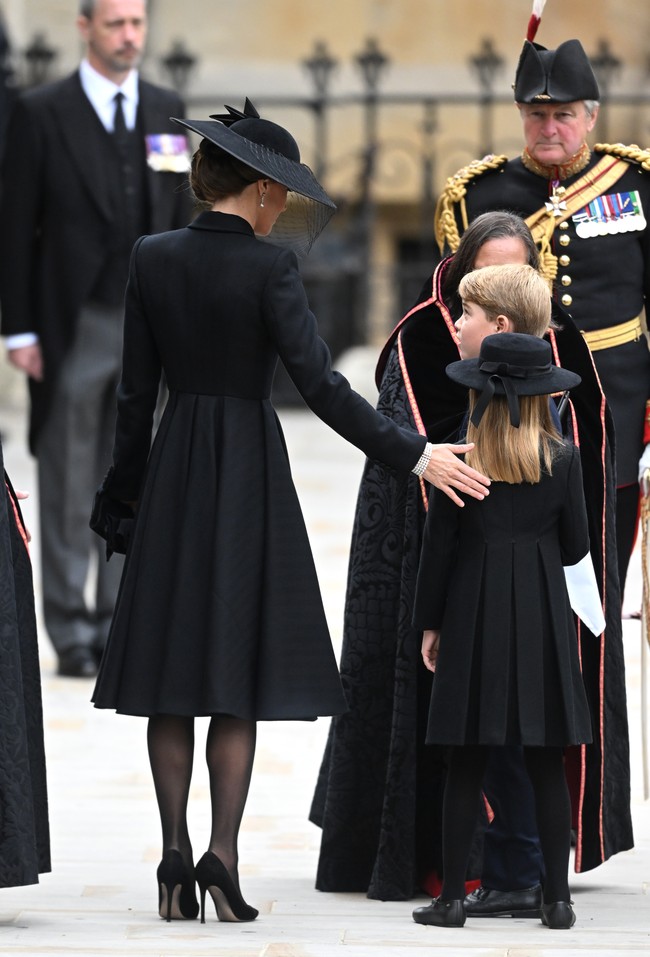 Kate yang datang bersama kedua anaknya, Pangeran George dan Putri Charlotte, berbalut coat dress dengan rok flare yang elegan. Gaun tersebut dipadukan dengan fascinator atau topi kaum bangsawan yang dihiasi veil. (Foto: Samir Hussein/WireImage/Samir Hussein)