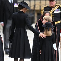 Kate yang datang bersama kedua anaknya, Pangeran George dan Putri Charlotte, berbalut coat dress dengan rok flare yang elegan. Gaun tersebut dipadukan dengan fascinator atau topi kaum bangsawan yang dihiasi veil. (Foto: Samir Hussein/WireImage/Samir Hussein)