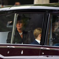 Hadiah pernikahan Ratu pada 1947, Bahrain Pearl Drop Earrings pernah dipakai mendiang pemimpin monarki terlama dalam sejarah Inggris itu saat berkunjung ke Bangladesh pada 1983. (Foto: Getty Images/Joe Maher)