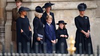 Ia berdiri di belakang Permaisuri, Kate, dan kedua anaknya. Foto: PA Images via Getty Images/Peter Byrne