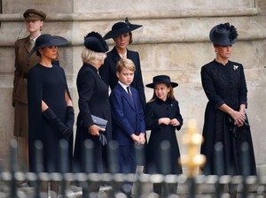 Alasan Meghan Markle Jaga Jarak dari Kate Middleton di Pemakaman Ratu Elizabeth
