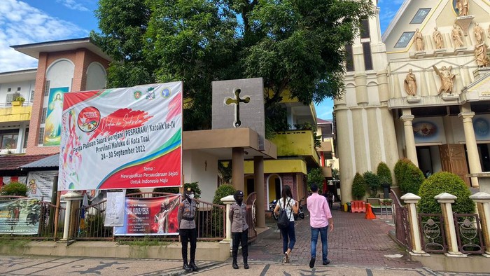 Polwan Polda Maluku dan polres jajaran mengamankan ibadah umat Kristiani di sejumlah gereja, kota Ambon, Maluku pada Minggu (18/9/2022).