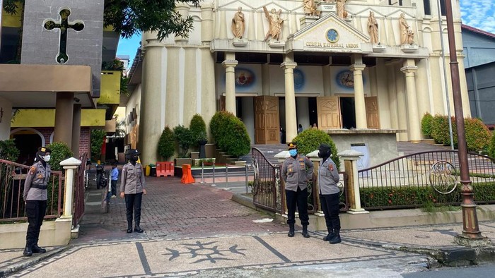 Belajar Toleransi Beragama dari Polwan Polda Maluku Polwan Polda Maluku dan polres jajaran mengamankan ibadah umat Kristiani di sejumlah gereja, kota Ambon, Maluku pada Minggu (18/9/2022).