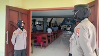 Sejumlah polwan mengenakan jilbab turut bersiaga di depan gerbang hingga pintu masuk gereja. Momen itu dimaknai dengan wujud toleransi antarumat beragama di Maluku.