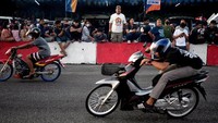 Drag bike identik dengan gaya duduk para joki di atas motor yang sudah dimodifikasi saat mereka adu kebut di atas aspal.  
