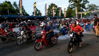 Ajang balap motor paling terkenal di Thailand ini pun digelar siang hingga malam hari dan menarik hingga ratusan peserta.   