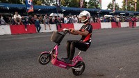 Motor yang digunakan untuk balapan pun dibebaskan, para joki sendiri yang merakit motor balap mereka.  
