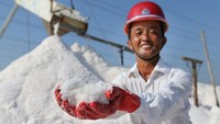 Seorang pekerja menunjukkan garam mentah yang dipanen di Lianyungang, Provinsi Jiangsu, Tiongkok.