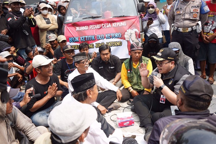 Bupati Kediri Hanindhito Himawan Pramana mendatangi warga yang berunjuk rasa di Kantor Desa Kepung