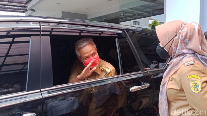 Bupati Klaten sekaligus Ketua DPC PDIP Kabupaten Klaten, Sri Mulyani berbincang dengan Ganjar Pranowo, Senin (19/9/2022).