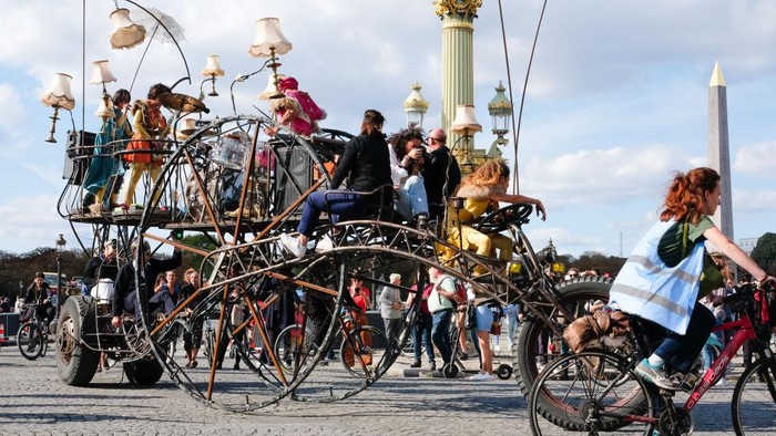 Car Free Day di Paris Cyclists gather to enjoy Car Free Day