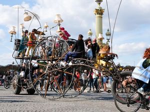Warga Nikmati Car Free Day di Paris dengan Bersepeda