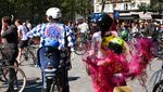 Warga Nikmati Car Free Day di Paris dengan Bersepeda