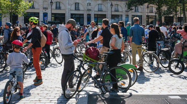 Suasana Place de la Concorde, Paris yang ramai didatangi warga untuk menikmati hari tanpa kendaraan mobil atau Car Free Day, Minggu (18/9/2022).