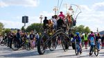 Warga Nikmati Car Free Day di Paris dengan Bersepeda