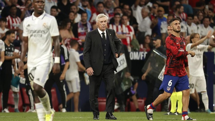 MADRID, SPAIN - SEPTEMBER 18: Head coach of Real Madrid Carlo Ancelotti follows the Spanish La Liga week 6th soccer match between at the Spotify Camp Nou Stadium on September 18, 2022 in Madrid, Spain. (Photo by Burak Akbulut/Anadolu Agency via Getty Images)