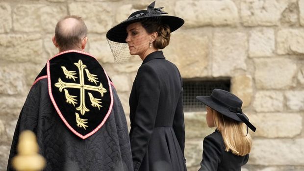Catherine, Putri Wales dan Putri Charlotte dari Wales tiba di Westminster Abbey untuk Pemakaman Negara Ratu Elizabeth II pada 19 September 2022 di London, Inggris. (Getty Images/Christopher Furlong)