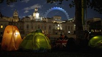Seperti dilaporkan AP, Minggu (18/9/2022), banyak orang menghabiskan hari Sabtu (17/9) dengan berkemah di pinggir jalan dan berharap mendapatkan tempat yang bagus untuk rute pemakaman Ratu Elizabeth II.