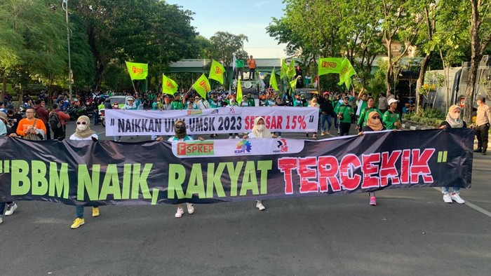 demo buruh di depan kantor gubernur jalan pahlawan surabaya