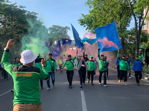 demo buruh di depan kantor gubernur jalan pahlawan surabaya