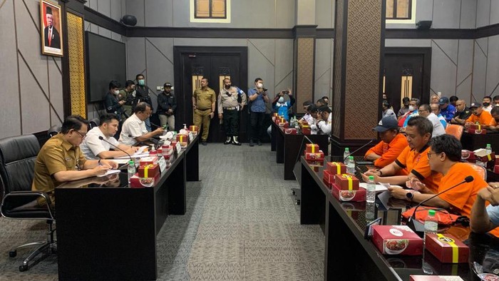 demo buruh di kantor gubernur jatim ditemui wagub emil