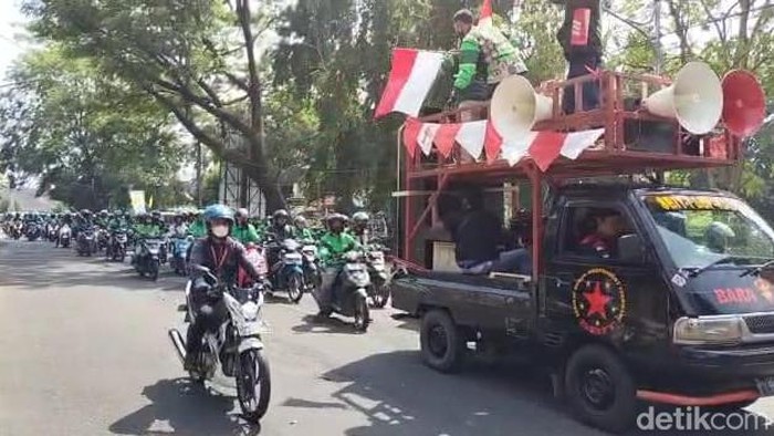 Demo ojol di Subang tolak kenaikan harga BBM bersubsidi.