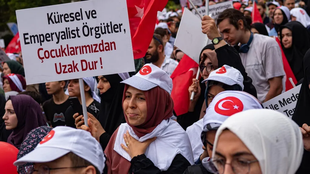 Demonstrasi di anti-LGBT di Istanbul, Turki. (Yasin AKGUL/AFP)