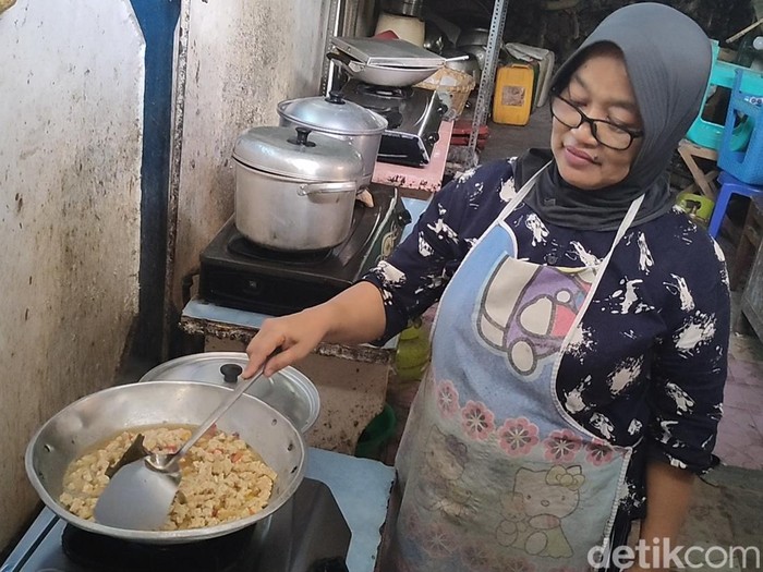 Desti Puji Lestari, pemilik rumah makan Sego Berkat Pare Anom Bu SPA Kulon Progo, Senin (19/9/2022).