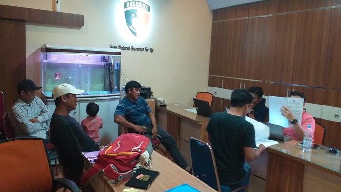 Warga dari dua kecamatan di Enrekang, Sulawesi Selatan (Sulsel) melaporkan perusahaan sawit PT Perkebunan Nusantara (PTPN) XIV ke Polda Sulsel.