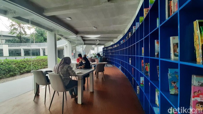 Fasilitas Taman Literasi Martha Christina Tiahahu setelah revitalisasi.