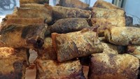 Piscok Meleleh di Ruko Harapan Baru Barat, Bekasi ini tak owenah berhenti menggoreng piscoknya. Harga piscok Rp 3.000 dengan isian cokelat melimpah membuat pelanggan tak pernah bosan jajan di sana. Foto: Instagram/Istimewa