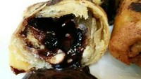 Di Jalan Wibawa Mukti IV, Bekasi ada penjual piscok lumer yang terkenal tidak pelit isian. Diju seharga Rp 2.500, isian piscoknya dibanjiri dengan cokelat meleleh. Foto: Instagram/Istimewa