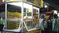 Menjadi jajanan malam yang populer di Jalan Pulo Asem Timur Raya, Pulogadung, Piscok Meller selalu dipadati pelanggan. Per buahnya dijual hanya seharga Rp 2.000an saja. Foto: Instagram/Istimewa