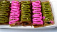 Di Piscok Lumer Jalan Sodong Raya, Cipinang dilengkapi dengan beragam topping yang cantik warnanya. Sekotak pisang cokelatnya dijual seharga Rp 10.000an saja. Foto: Instagram/Istimewa