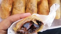 Isian Piscok Lumerku di Jalan Mandar Dalam Raya, Pondok Aren bisa dipesan sesuai dengan kebutuhan pelanggan. Hanya dengan membayar mulai dari Rp 10.000 saja sudah bisa mendapat pisang cokelat yang melimpah isiannya.. Foto: Instagram/Istimewa
