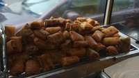 Dengan harga jual Rp 2.000an saja, Piscok Meler di Jalan Amalia, Cakung banyak digemari masyarakat sekitar. Harga yang murah dengan isi yang berlimpah bikin pelanggan ketagihan. Foto: Instagram/Istimewa