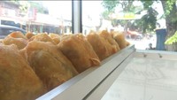 Cocok untuk santapan saat sarapan, Piscok Lumer Selamat Pagi Kaka di Jalan Akses UI, Depok dipadati banyak pelanggan. Harga per buahnya hanya Rp 3.000 dan disajikan ke pelanggan selagi hangat. Foto: Instagram/Istimewa