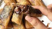 Terkenal dengan jajanan pasarnya, di kawasan kuliner Stasiun Tebet ada pedagang piscok lumer yang terkenal. Piscoknya bisa dibeli mulai dari Rp 5.000an saja. Foto: Instagram/Istimewa