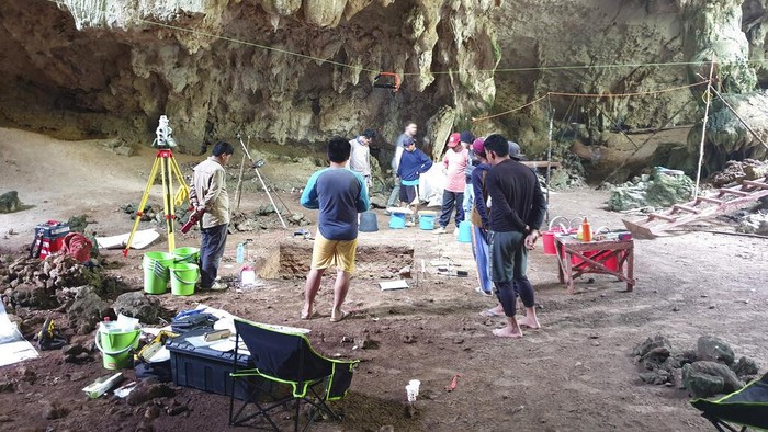 Fosil di Kalimantan Ini Jadi Bukti Amputasi Pertama di Dunia Dr Tim Maloney and Andika Priyatno work at the site in a cave in East Kalimantan, Borneo, Indonesia, March 2, 2020. The remains, which have been dated to 31,000 years old, mark the oldest evidence for amputation yet discovered. And the prehistoric βsurgeryβ could show that humans were making medical advances much earlier than previously thought, according to the study published Wednesday, Sept. 7, 2022 in the journal Nature. (Tim Maloney/Griffith University via AP)