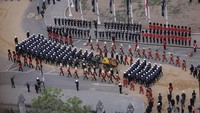 Seperti dilansir The Guardian dan CNN, Senin (19/9/2022), peti jenazah Ratu Elizabeth II dibawa oleh personel 1st Battalion Grenadier Guards, yang merupakan pengawal pribadi Ratu Inggris. REUTERS/Rupert Frere  