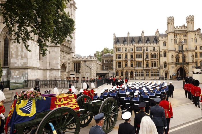 The coffin of Queen Elizabeth II, draped in the Royal Standard, lies inside Westminster Abbey in London on September 19, 2022, ahead of the State Funeral Service. - Leaders from around the world will attend the state funeral of Queen Elizabeth II. The countrys longest-serving monarch, who died aged 96 after 70 years on the throne, will be honoured with a state funeral on Monday morning at Westminster Abbey.