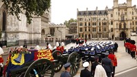 Kereta meriam yang membawa peti jenazah Ratu Elizabeth II ditarik oleh 142 personel Angkatan Laut Inggris dari Westminster Hall menuju Westminster Abbey, yang membutuhkan waktu 10 menit jika ditempuh dengan berjalan kaki. REUTERS/John Sibley  