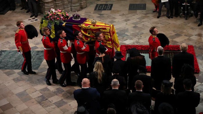 The coffin of Queen Elizabeth II, draped in the Royal Standard, lies inside Westminster Abbey in London on September 19, 2022, ahead of the State Funeral Service. - Leaders from around the world will attend the state funeral of Queen Elizabeth II. The countrys longest-serving monarch, who died aged 96 after 70 years on the throne, will be honoured with a state funeral on Monday morning at Westminster Abbey.