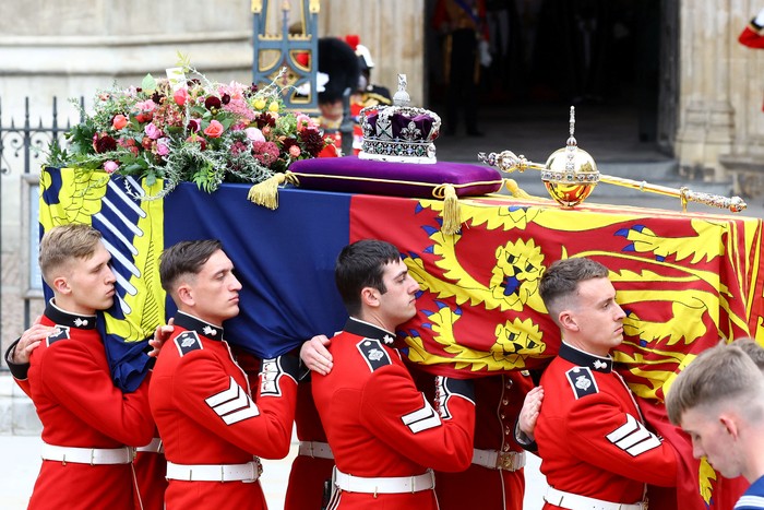 The coffin of Queen Elizabeth II, draped in the Royal Standard, lies inside Westminster Abbey in London on September 19, 2022, ahead of the State Funeral Service. - Leaders from around the world will attend the state funeral of Queen Elizabeth II. The countrys longest-serving monarch, who died aged 96 after 70 years on the throne, will be honoured with a state funeral on Monday morning at Westminster Abbey.