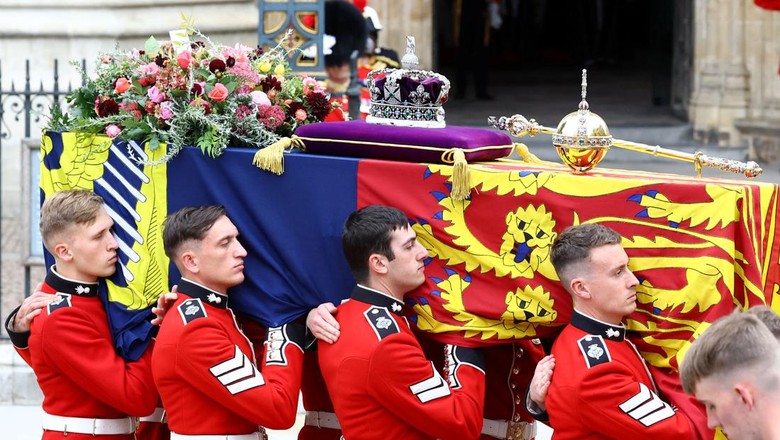 Foto-foto Prosesi Pemakaman Ratu Elizabeth II Terkini The coffin of Queen Elizabeth II, draped in the Royal Standard, lies inside Westminster Abbey in London on September 19, 2022, ahead of the State Funeral Service. - Leaders from around the world will attend the state funeral of Queen Elizabeth II. The countrys longest-serving monarch, who died aged 96 after 70 years on the throne, will be honoured with a state funeral on Monday morning at Westminster Abbey.