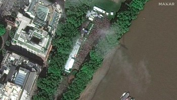 Antrean mengular hingga 8 km melintasi London, terlihat para pelayat berjajar di tepi Sungai Thames. Foto: Maxar Technologies via Daily Mail