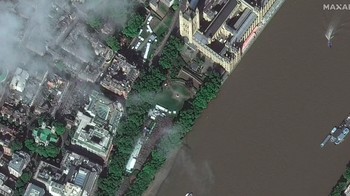 Pada puncaknya, seperti dikutip dari Wired, antrean pelayat mengular hingga 8 km melintasi ibu kota, dengan perkiraan menunggu 14 jam. Foto: Maxar Technologies via Daily Mail